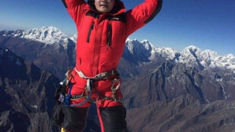 Photo of  O alpinistă a escaladat cel mai înalt munte din lume în timp record