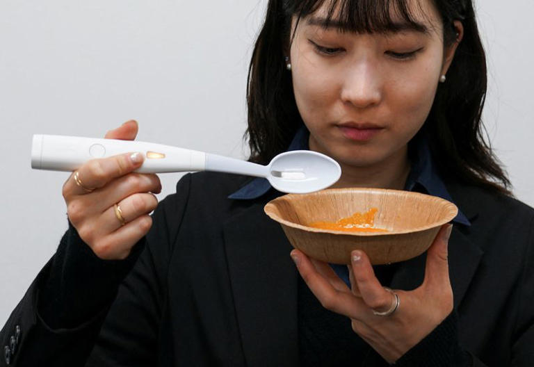 Japonezii au lansat lingura electrică care te ajută să mănânci mai sănătos. Tehnologia a câștigat premiul Nobel