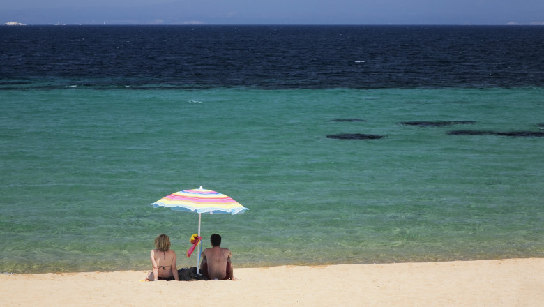 Oamenii se pot căsători complet dezbrăcați pe o plajă din Italia. Primarul spune că motivele sunt serioase