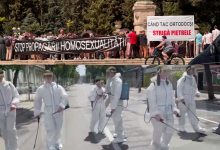 Photo of foto, video | Contraprotest la Marșul Pride, cu mai mulți preoți și cetățeni. Unii au venit în costume de dezinfecție