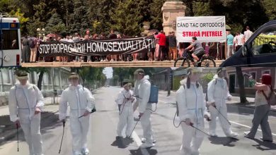 Photo of foto, video | Contraprotest la Marșul Pride, cu mai mulți preoți și cetățeni. Unii au venit în costume de dezinfecție