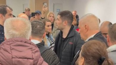 Photo of video | Scandal pe aeroportul din Chişinău, cu susţinătorii lui Ilan Şor care se întorceau din Rusia. S-au îmbrâncit cu poliţiştii