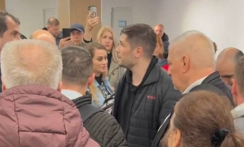 Photo of video | Scandal pe aeroportul din Chişinău, cu susţinătorii lui Ilan Şor care se întorceau din Rusia. S-au îmbrâncit cu poliţiştii