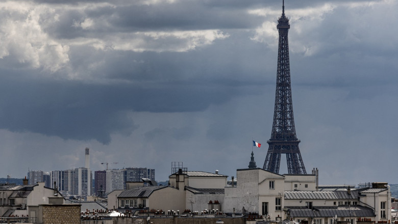 Trei persoane au fost arestate după ce lângă Turnul Eiffel au fost găsite cinci sicrie