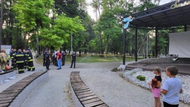 Photo of Doi copii, electrocutați în timp ce se jucau într-un parc din capitală. O fetiță a murit