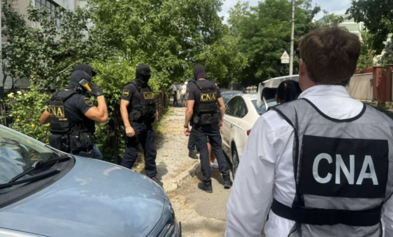 Photo of Ar fi încercat să soluționeze un dosar pornit pe viol cu 4000 de euro. Un polițist și doi complici, reținuți de CNA