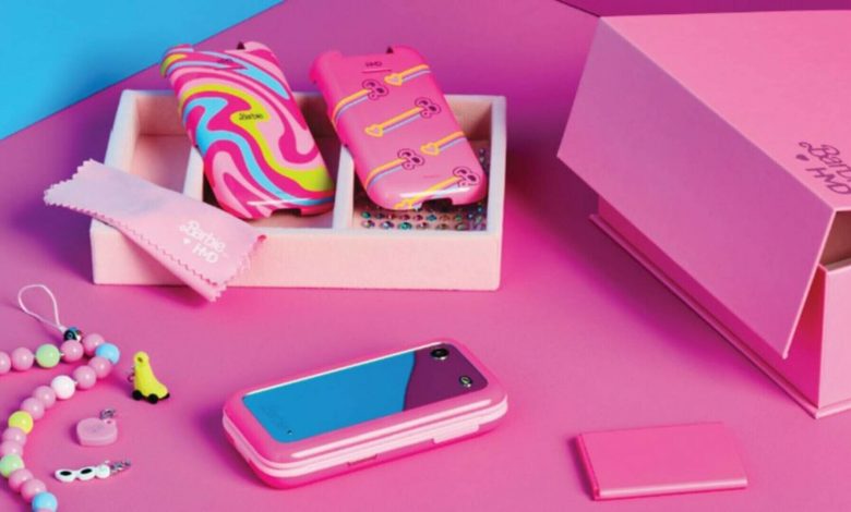 Photo of Un telefon „Barbie” a fost lansat cu scopul de a ajuta tinerii să ia o pauză de la social media. Cum funcționează dispozitivul