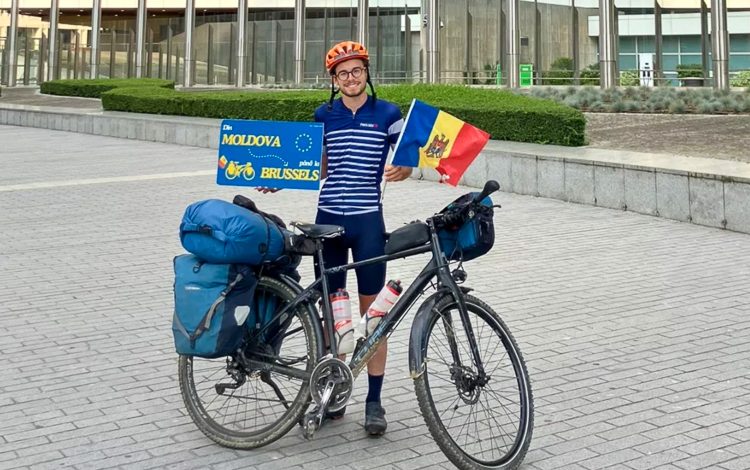 Photo of Un tânăr Ambasador European a mers de la Chișinău la Bruxelles pe bicicletă pentru a crește gradul de conștientizare cu privire la UE