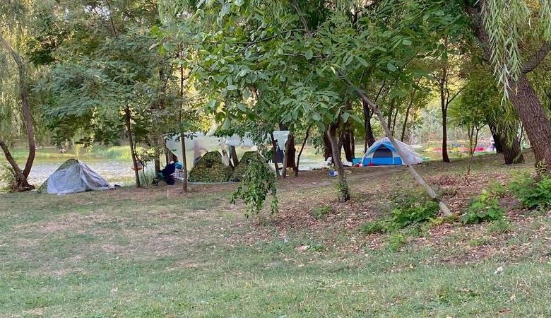 Photo of foto | Mai multe persoane s-ar fi mutat cu traiul în corturi în parcul Valea Trandafirilor din capitală