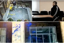 Photo of video | Poliția: Doi bărbați instruiți la Moscova și plătiți cu câte 5.000 de euro au vandalizat Guvernul și Ministerul Muncii de la Chișinău