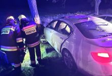 Photo of foto | Un BMW s-a izbit de un copac, la Cahul: Șoferul a fost descarcerat