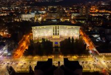 Photo of foto | Gest de solidaritate la 1000 de zile de război în Ucraina: Scuarul Parlamentului, iluminat în culorile drapelului ucrainean