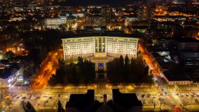 Photo of foto | Gest de solidaritate la 1000 de zile de război în Ucraina: Scuarul Parlamentului, iluminat în culorile drapelului ucrainean