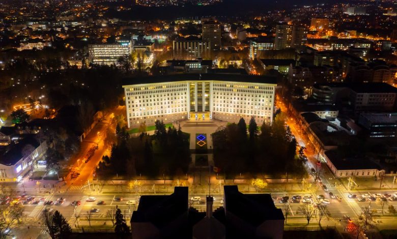 Photo of foto | Gest de solidaritate la 1000 de zile de război în Ucraina: Scuarul Parlamentului, iluminat în culorile drapelului ucrainean