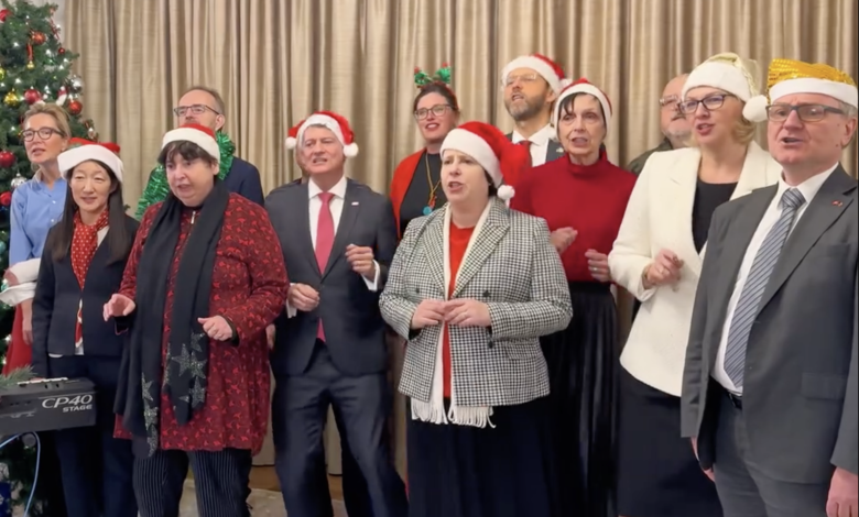 Photo of video | „O, brad frumos!”: Felicitare specială de Crăciun din partea diplomaților străini la Chișinău