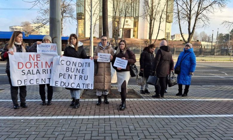 Photo of Proteste simultane în Chișinău: Profesorii, fermierii și PSRM au ieșit în stradă