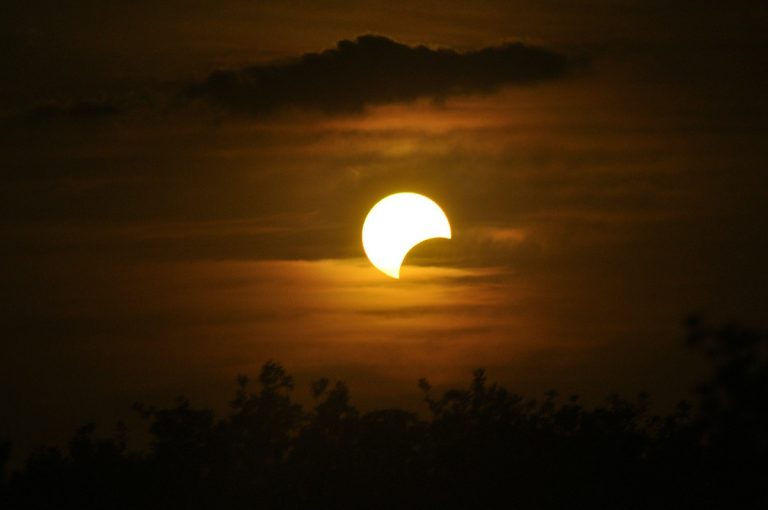 Photo of Când vor putea fi văzute eclipse, ploi de meteoriți și „luna sângerie” în 2025