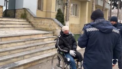 Photo of video | Escrocherie cu scaune cu rotile: Cerșetorul „vindecat” a 9-a oară de polițiști