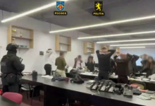 Photo of video | Percheziții la call centre din Chișinău: Schemă ilegală cu criptovalută, destructurată de oamenii legii