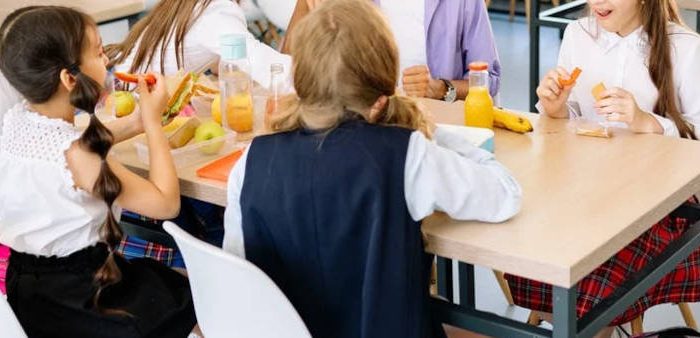 Photo of Alimentație gratuită în școli, din septembrie 2025, pentru elevii claselor gimnaziale