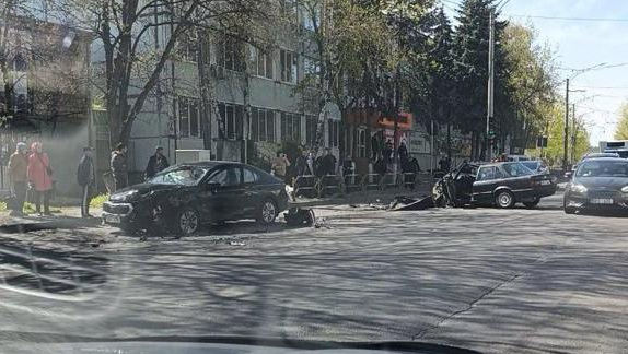 Photo of foto | Trei mașini s-au tamponat grav pe o stradă din Chișinău