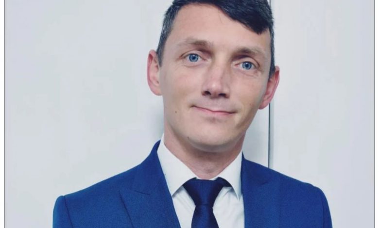 Photo of Un senator român a scris în CV că urmează cursurile unui site de matrimoniale