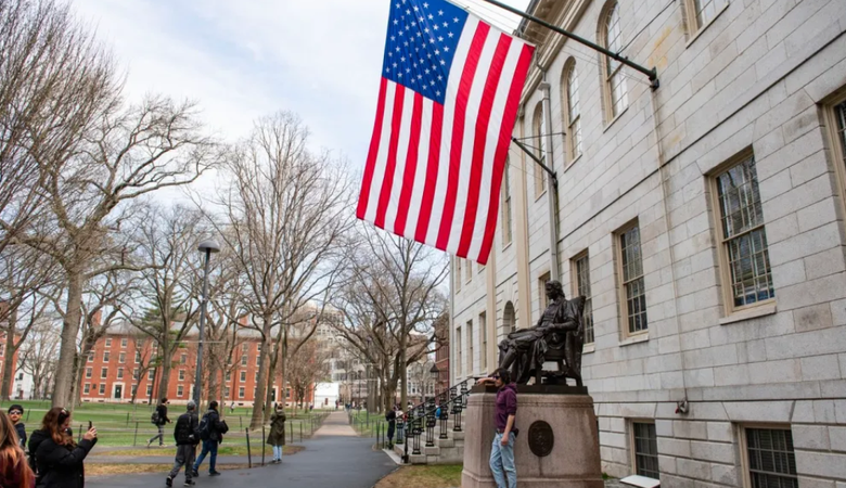 Photo of Administrația Trump interzice universității Harvard să accepte studenți internaționali