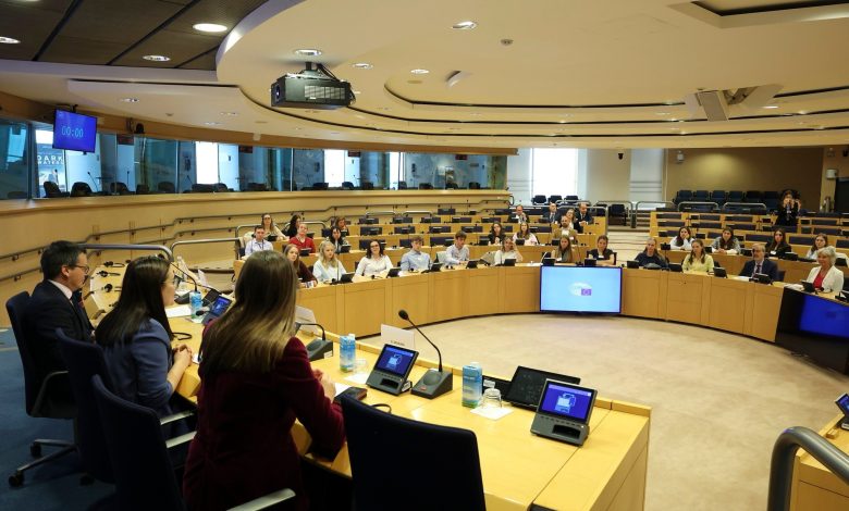 Photo of foto | 30 de elevi de la un liceu din Chișinău, premiați în Parlamentul European. Prin ce s-au remarcat