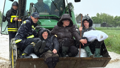 Photo of România sub ape: Evacuări dramatice cu buldozere și gospodării distruse. Nicușor Dan cere să se intervină rapid