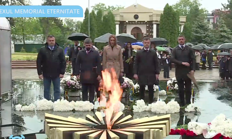 Photo of live | Depuneri de flori la Complexul memorial „Eternitate”. Maia Sandu: „Republica Moldova își comemorează eroii și celebrează victoria păcii”