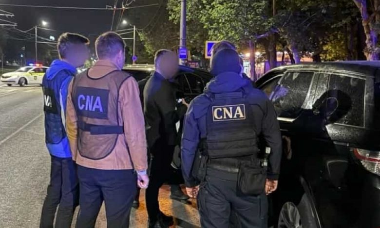 Photo of Ar fi cerut 65 de mii de euro! Un avocat din Chișinău, reținut de CNA