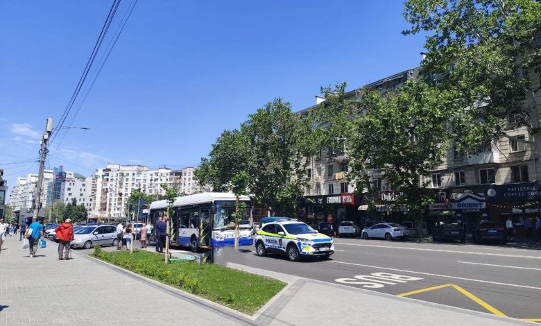 Photo of Transportatorii cer eliberarea șoferului de troleibuz reținut: „Suntem gata să blocăm toate traseele din țară”