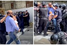 Photo of exclusiv | Cine este și ce riscă bărbatul care a încercat să spargă cordonul poliției cu un minor în brațe. A venit cu cei trei copii ai săi în prima linie