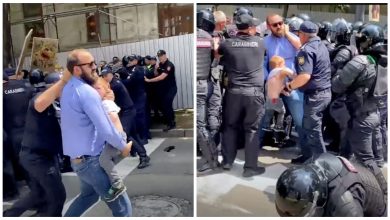 Photo of exclusiv | Cine este și ce riscă bărbatul care a încercat să spargă cordonul poliției cu un minor în brațe. A venit cu cei trei copii ai săi în prima linie