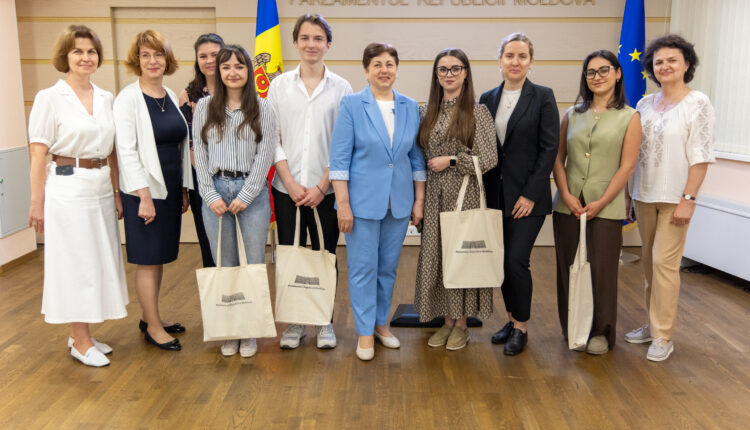 Photo of Trei tineri vor desfășura stagii plătite la Secretariatul Parlamentului
