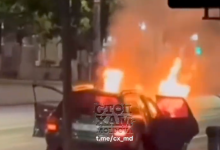 Photo of video | Impact violent în centrul capitalei: Un automobil a izbucnit în flăcări