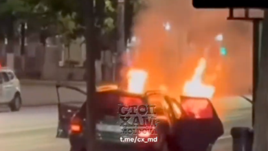 Photo of video | Impact violent în centrul capitalei: Un automobil a izbucnit în flăcări