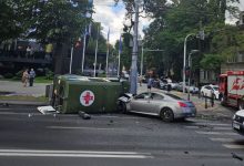 Photo of video | Un vehicul al Armatei Naționale s-a răsturnat în centrul Chișinăului după ce s-a izbit cu un automobil