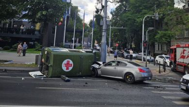Photo of video | Un vehicul al Armatei Naționale s-a răsturnat în centrul Chișinăului după ce s-a izbit cu un automobil