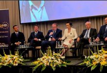 Photo of Igor Munteanu, pe scena conferinței MEGA împreună cu Victoria Furtună. Reacția președintelui CUB și a partidului