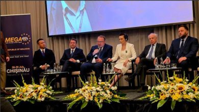 Photo of Igor Munteanu, pe scena conferinței MEGA împreună cu Victoria Furtună. Reacția președintelui CUB și a partidului