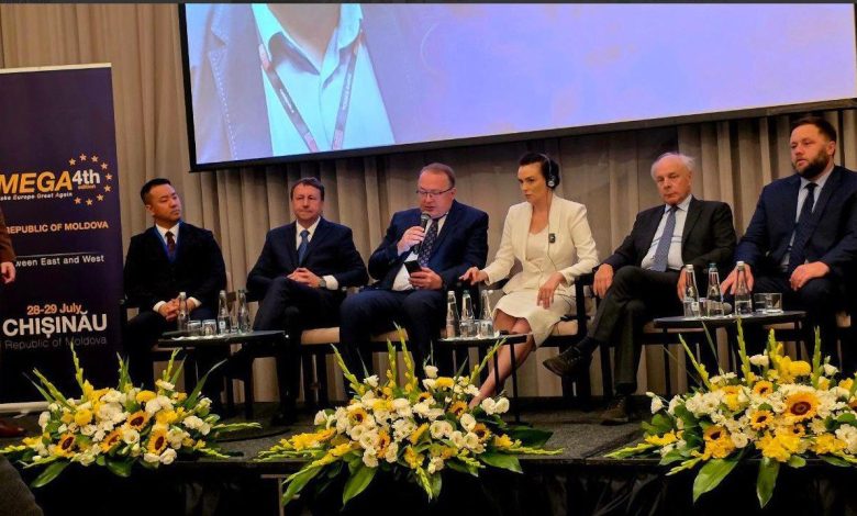 Photo of Igor Munteanu, pe scena conferinței MEGA împreună cu Victoria Furtună. Reacția președintelui CUB și a partidului