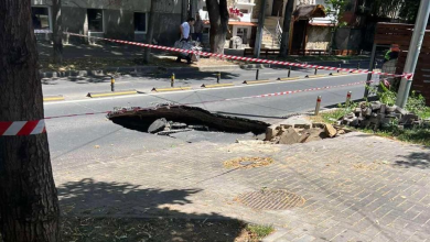 Photo of foto | O porțiune de asfalt s-a surpat pe strada 31 august din Chișinău