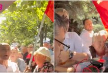 Photo of video | Jurnalistul Andrei Captarenco de la TV8, lovit cu un steag și îmbrâncit la manifestația în susținerea lui Guțul