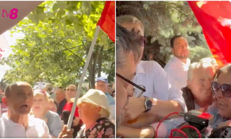 Photo of video | Jurnalistul Andrei Captarenco de la TV8, lovit cu un steag și îmbrâncit la manifestația în susținerea lui Guțul