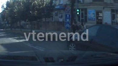 Photo of video | Pieton lovit din plin pe o zebră din centrul Chișinăului. Șoferul a părăsit locul accidentului