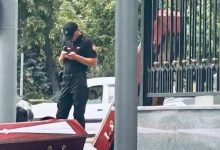 Photo of video | Un sicriu a fost lăsat lângă gardul Președinției. Imagini surprinse de internauți