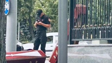 Photo of video | Un sicriu a fost lăsat lângă gardul Președinției. Imagini surprinse de internauți