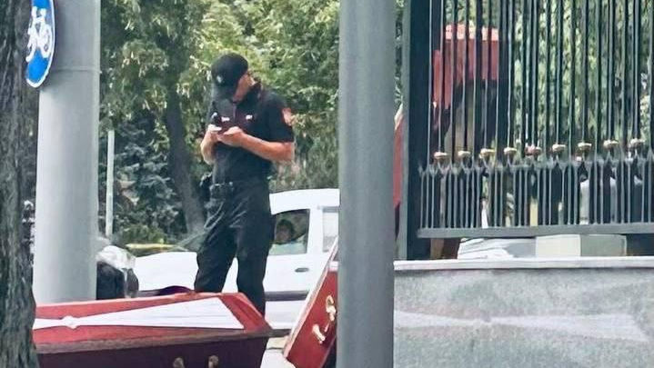Photo of video | Un sicriu a fost lăsat lângă gardul Președinției. Imagini surprinse de internauți