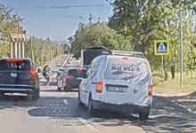 Photo of video | O femeie a fost lovită pe o trecere de pietoni, iar după accident s-a urcat în acea mașină